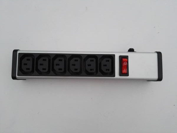 Aşırı Yük Koruması IEC Onaylı 6 Çıkış Düz Fiş Güç Şeridi Metal PDU