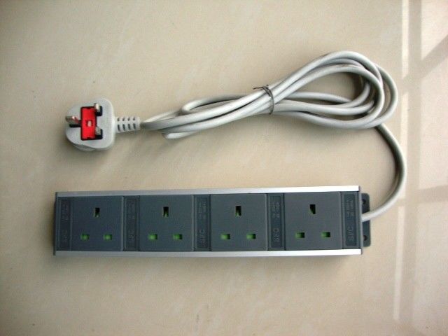 Siyah UK 4 Soket Elektrik Uzatma Kablosu, Raf Montajlı Güç Dağıtım Birimi