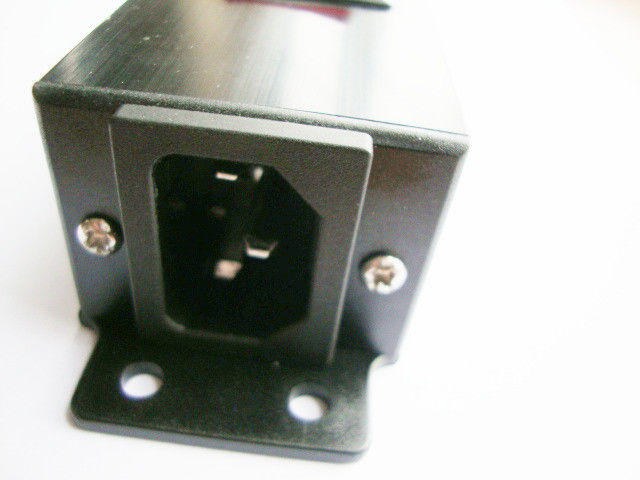 İtalya / Şili 4 Çıkışlı Avrupa Güç Şeridi Bar Surge Protector / Açık Kapalı Anahtar ve Konnektör IEC 320 Fiş