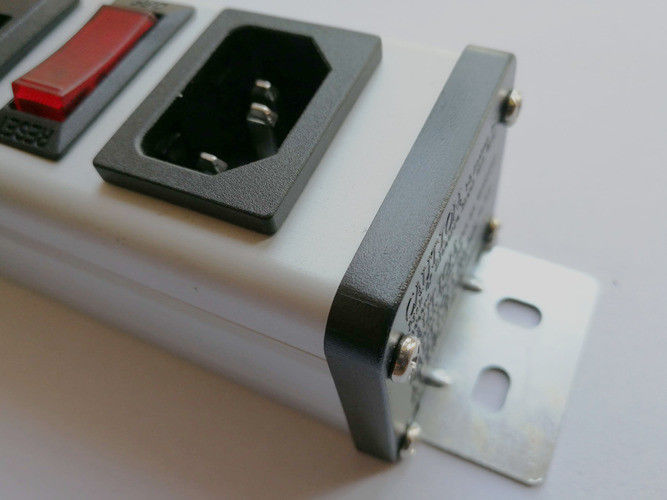 UL C-UL listesi IEC 6Way PDU Güç Dağıtım Birimi, 15A Aşırı Yük Koruması yerleşik Switch ile Çıkış Güç Şeridi