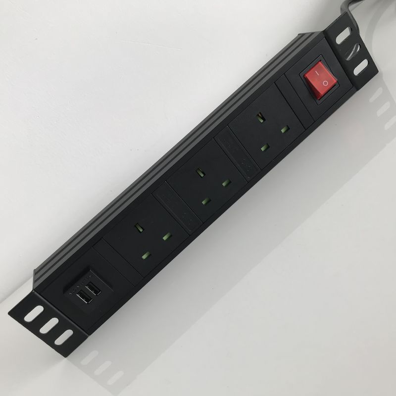 USB Bağlantı Noktalı 2M Kablo Akıllı Güç Şeridi 3 Çıkışlı Metal Kabuk İngiltere Tip G